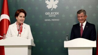 Ahmet Davutoğlu ve Meral Akşener bir araya gelerek gündemi görüştüler