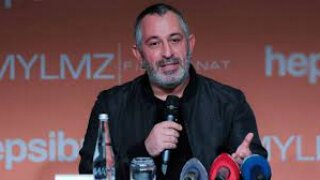 Cem Yılmaz sosyal medyadan böyle açıkladı