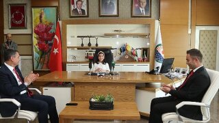 Gölbaşı Belediye Başkanı Ramazan Şimşek, 23 Nisan Sebebiyle Koltuğunu Zeynep Sevde Çelik’e Devretti