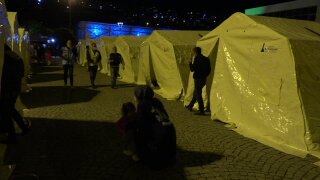 Tunç Soyer Geceyi Depremzedelerle Geçirdi