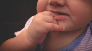 Çocuklarda 'parmak emme' alışkanlığı kalıcı sorunlara yol açabilir