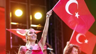 İrem Derici 30 Ağustos Zafer Bayramı konserinde Adaşına Umut Oldu!