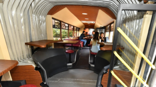 İzmir'in eski otobüsleri hurda değil kafe oluyor