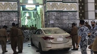 Mekke’de bir kişi aracıyla Mescid-i Haram'a daldı