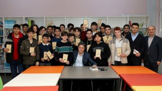 Öğrenci-Yazar Buluşması'nda yazar Sazak, gençlerle buluştu