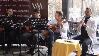 Onkoloji hastalarına hastanede moral konseri