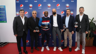 'Pepsi Yıldız Futbolcu Seminerleri”nde  genç futbolseverlerle İzmir’de buluştu