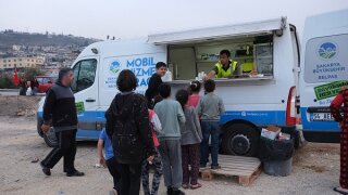 Sakarya Büyükşehir Belediyesi Hatay’a aşevi kurdu