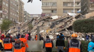 Şanlıurfa'da 9 katlı bina yıkıldı 