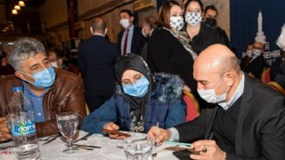 Soyer, İzmir depreminde hayatını kaybedenlerin yakınlarıyla buluştu