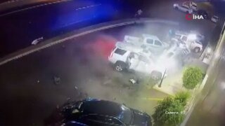 Suudi Arabistan’da kontrolden çıkan cip araçlara çarpıp metrelerce havaya uçtu