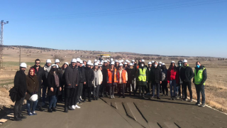 Türkçimento Eskişehir'de üniversite öğrencilerine beton yol uygulama eğitimi düzenledi