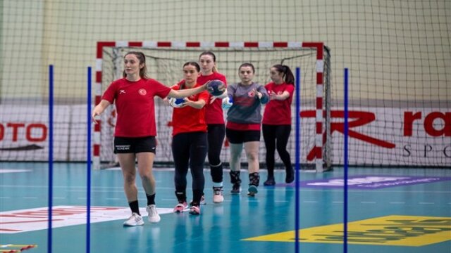 A Milli Kadın Hentbol Takımı, IHF Dünya Şampiyonası play-off hazırlıklarına başladı