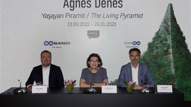 Agnes Denes’in “Yaşayan Pramit” eseri Sakıp Sabancı Müzesi bahçesinde yaşam döngüsüne başladı