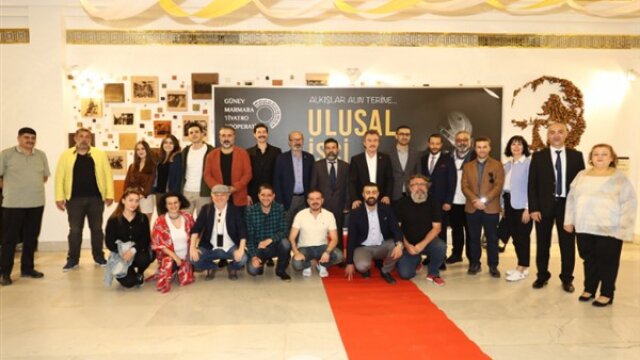 Alın teri sahne tozuna karışıyor