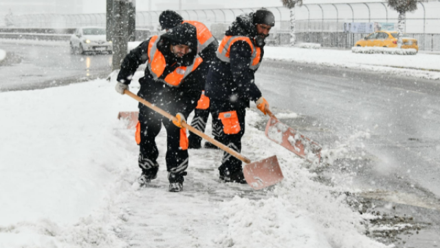 Kar yağışı Esenyurt'ta hizmetleri aksatmadı