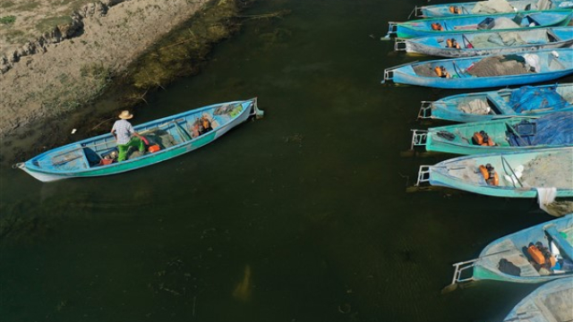 Konya Büyükşehir’den Beyşehirli balıkçılara konteyner desteği
