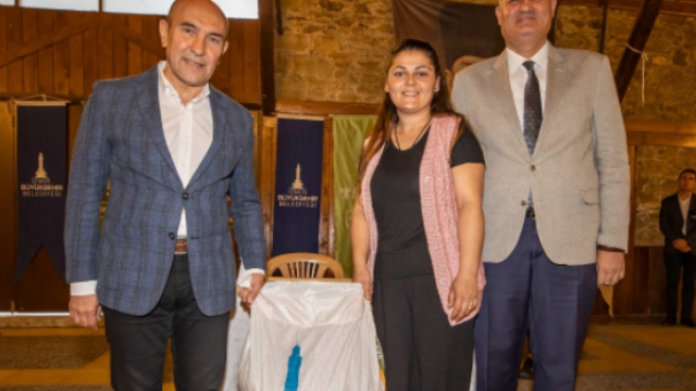 Soyer, üreticiye kuzu büyütme yemi dağıttı