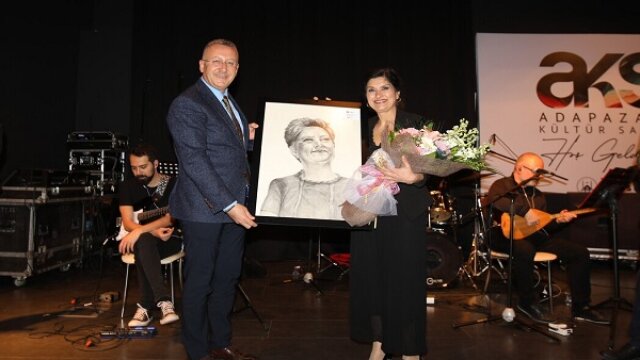 Şükriye Tutkun, Orhangazi Kültür Merkezi’nde sahne aldı